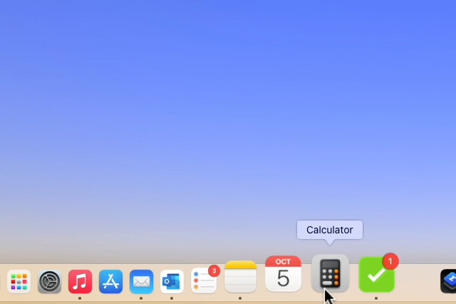إسقاط أحد التطبيقات في Mac Dock.