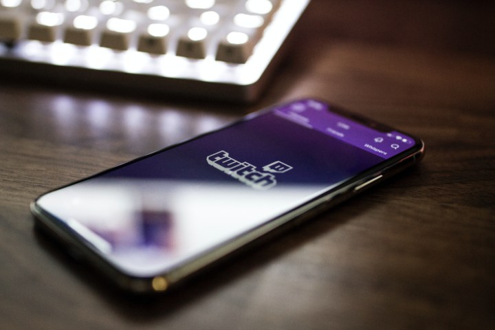 الهاتف مع تطبيق Twitch للجوال.