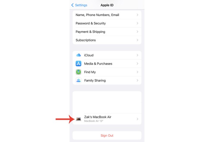 اختيار جهاز MacBook من ميزة Find My على iPhone.