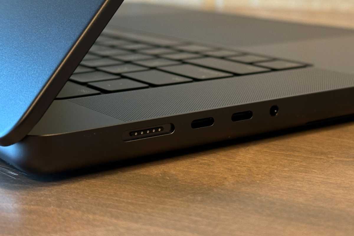 MacBook Pro باللون الأسود: MAgSafe، ومنفذا Thunderbolt، ومقبس صوت 3.5 ملم