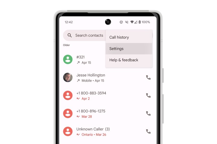 تطبيق Android Phone مع فتح القائمة وتمييز خيار الإعدادات.