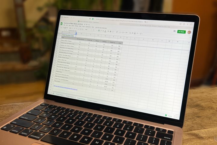 يتم فتح جداول بيانات Google في متصفح Safari على جهاز MacBook Air.