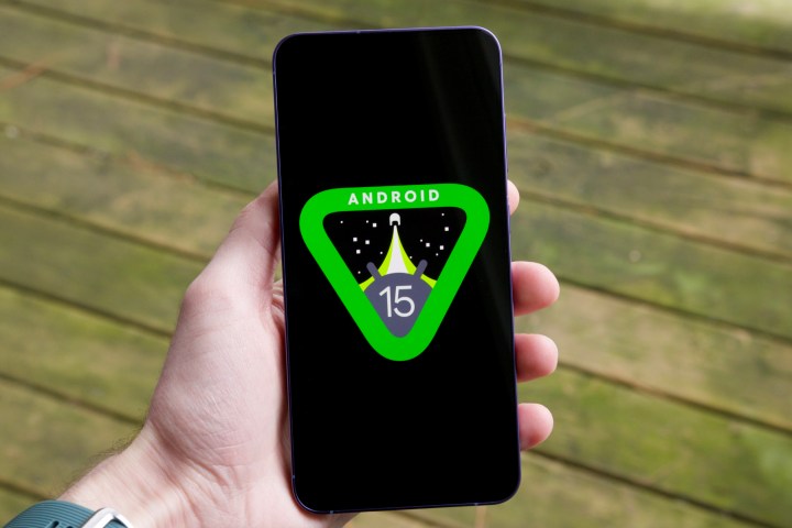 شعار Android 15 على الهاتف الذكي.