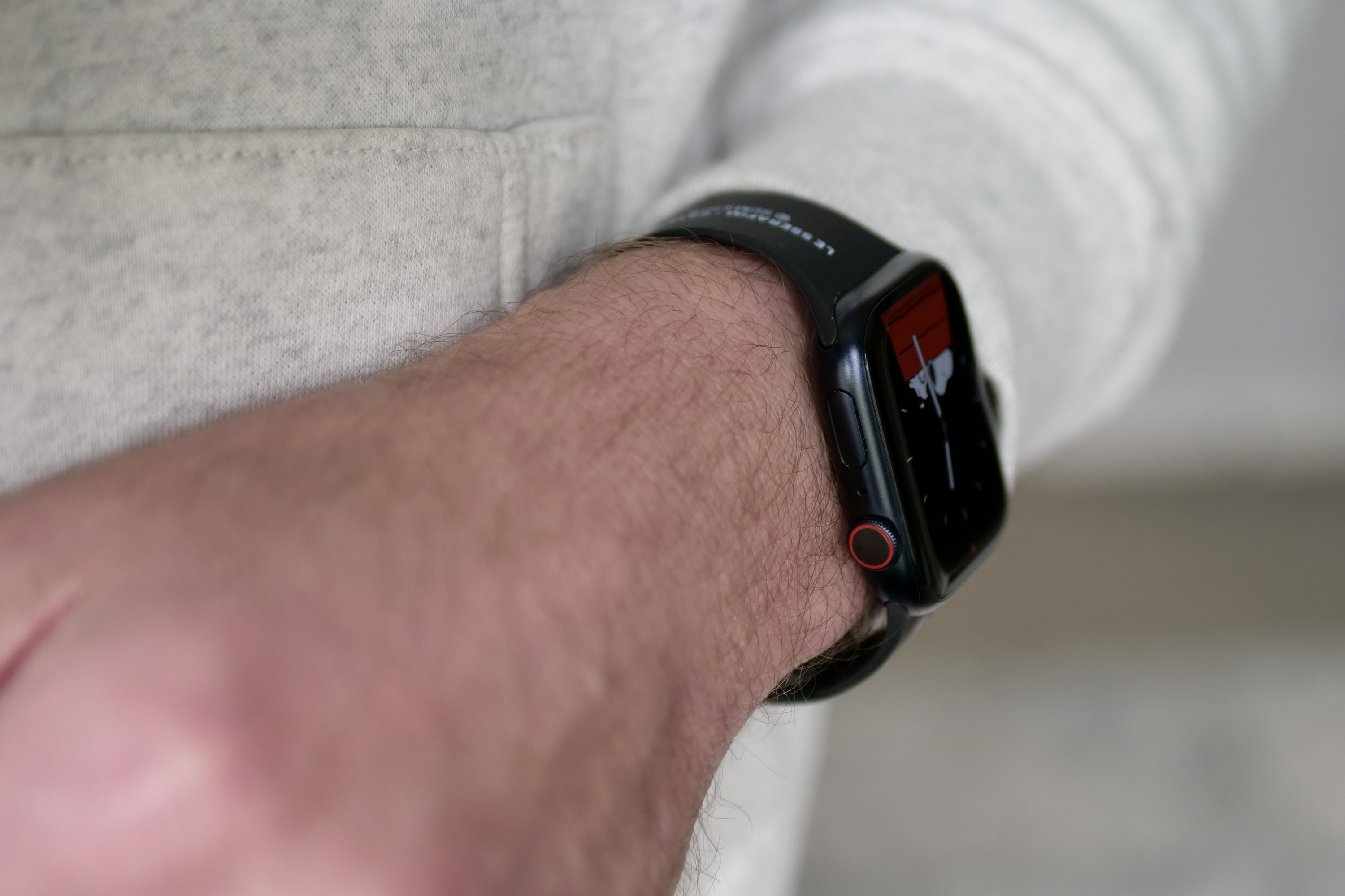 شخص يرتدي Apple Watch Series 9، كما يبدو من الجانب.