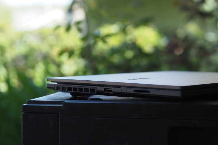 Asus Vivobook Pro 15 OLED Q533 الجانب الأيسر يظهر المنافذ والفتحات.
