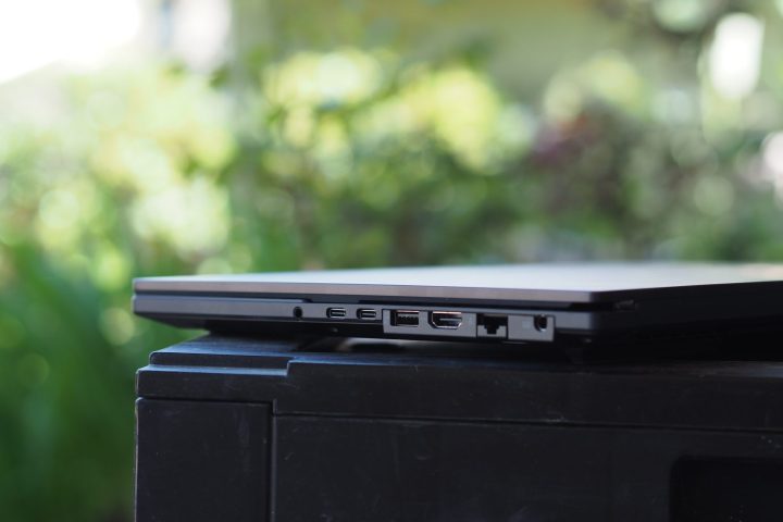 منظر الجانب الأيمن لجهاز Asus Vivobook Pro 15 OLED Q533 يُظهر المنافذ.