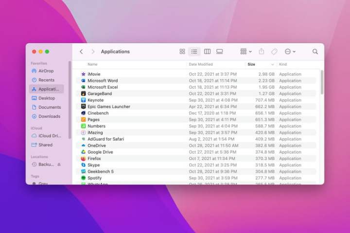 نافذة Finder في MacOS Monterey تعرض التطبيقات المثبتة.