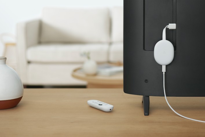 جهاز Chromecast معلق من الجزء الخلفي للتلفزيون.