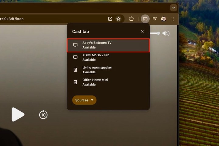 تحديد جهاز Chromecast لإرسال Apple TV+ إليه.