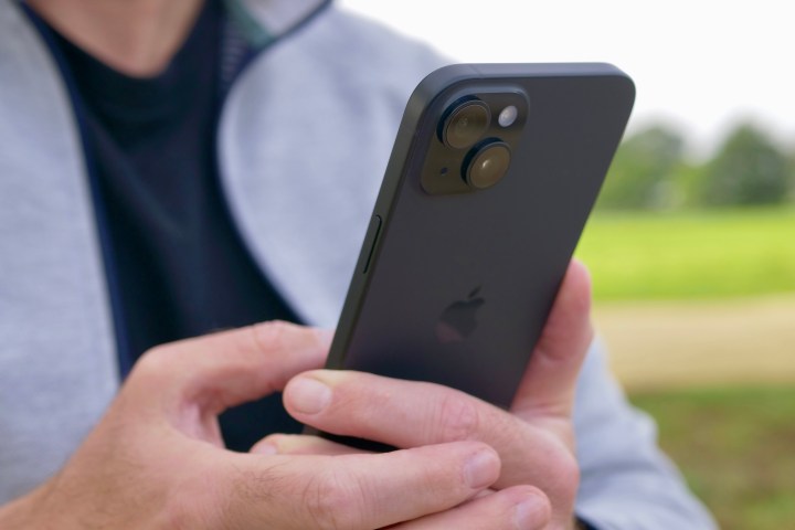 شخص يحمل هاتف Apple iPhone 15 Plus، ويظهر الكاميرا.