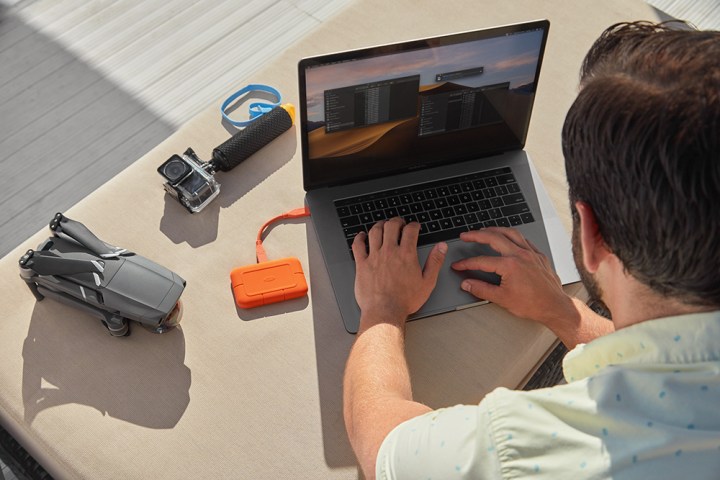 تم تصميمه على محرك نسخ احتياطي مجاني للكمبيوتر سريع SSD Lacies، وقد حصل للتو على شاشة متينة أفضل بكثير 1