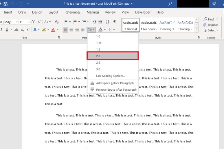 تحديد 2.0 من القائمة المنسدلة لتباعد الأسطر في Microsoft Word.