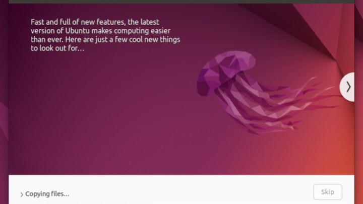 شاشة تثبيت Ubuntu باللونين العنابي والأرجواني مع عرض النصائح أثناء تحميل الملفات