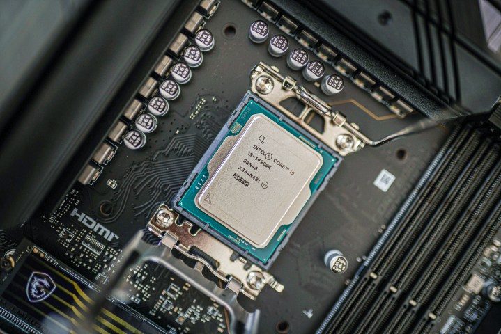 وحدة المعالجة المركزية Intel 14900K موصولة باللوحة الأم.