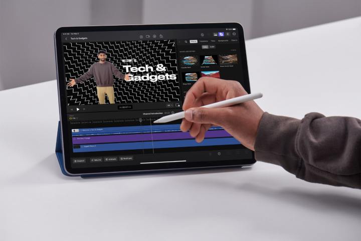 شخص يستخدم ميزة التمرير الخاصة بـ Apple Pencil على جهاز iPad يعمل بنظام Final Cut Pro.