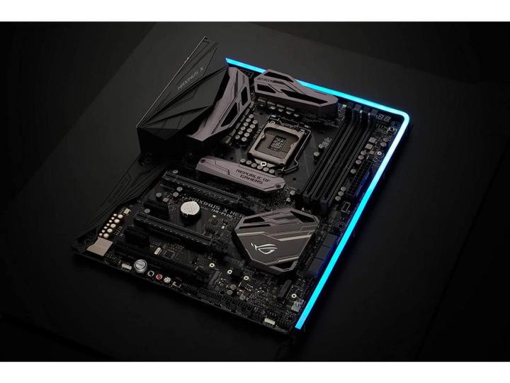اللوحة الأم من Asus مع شريط Phanteks NEON LED المحيط بها.