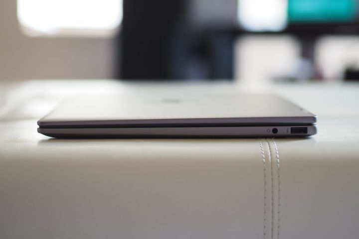 HP Envy x360 14 2024 منظر على الجانب الأيمن يُظهر المنافذ.