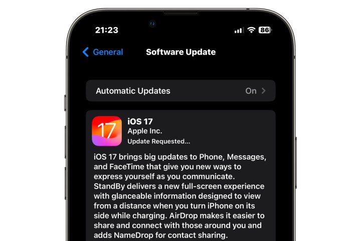 iPhone يعرض شاشة طلب تحديث iOS 17.