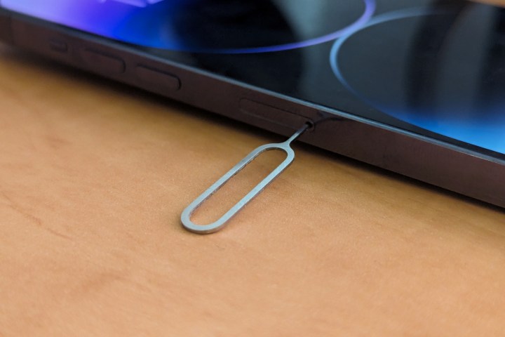 تم إدخال أداة إخراج بطاقة SIM في iPhone 14 Pro Max.