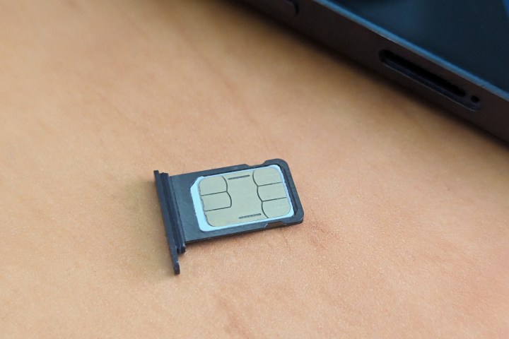 بطاقة Nano SIM في علبة بطاقة SIM من iPhone 14 Pro Max.