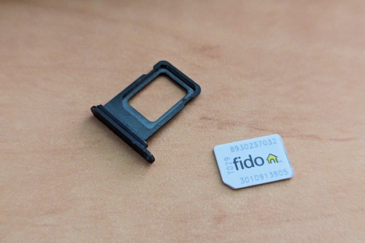 علبة بطاقة SIM وبطاقة nano-SIM من iPhone 14 Pro Max.