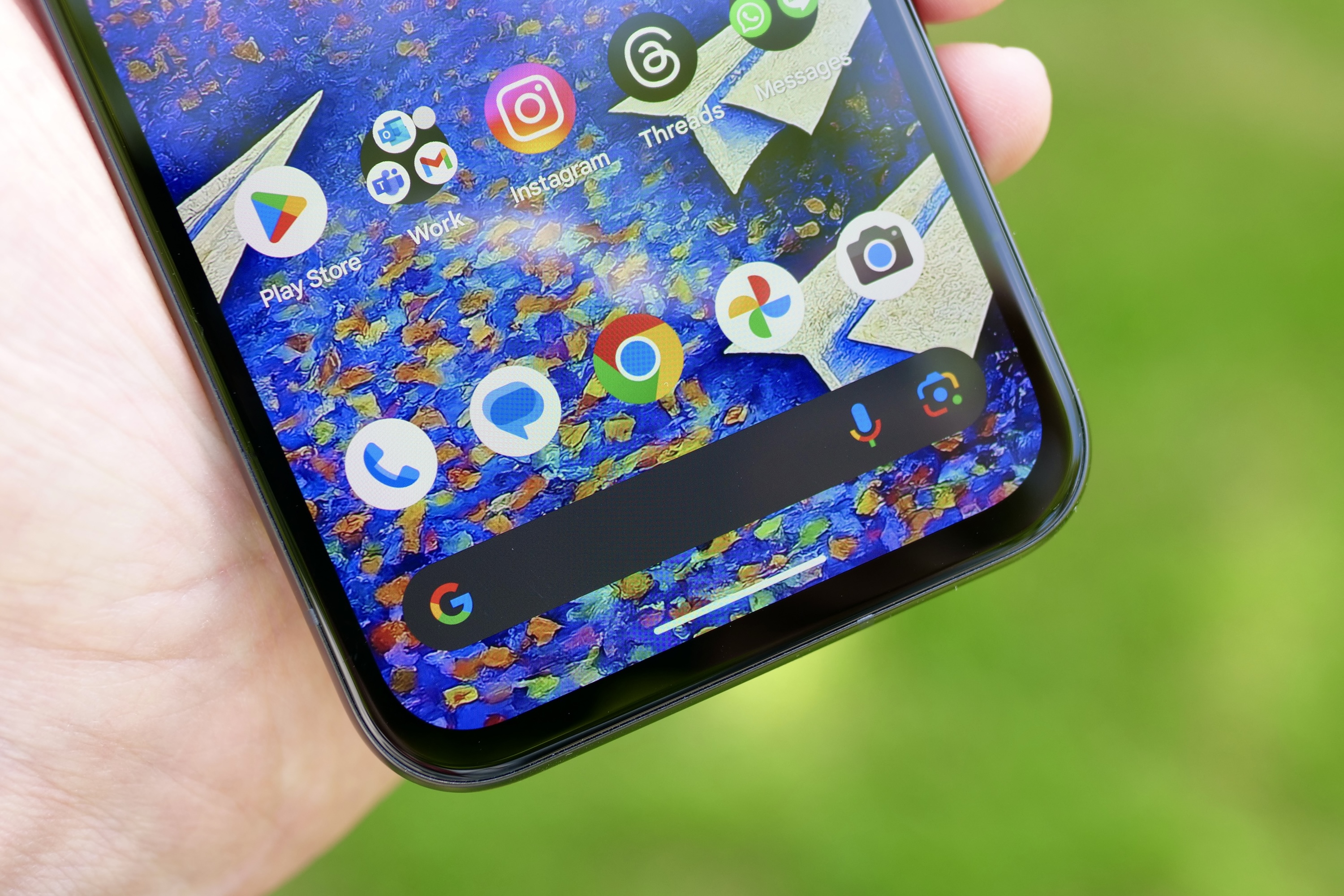 حواف هاتف Google Pixel 8a في أسفل الشاشة.