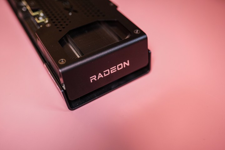 شعار Radeon على بطاقة الرسومات RX 7600 XT.