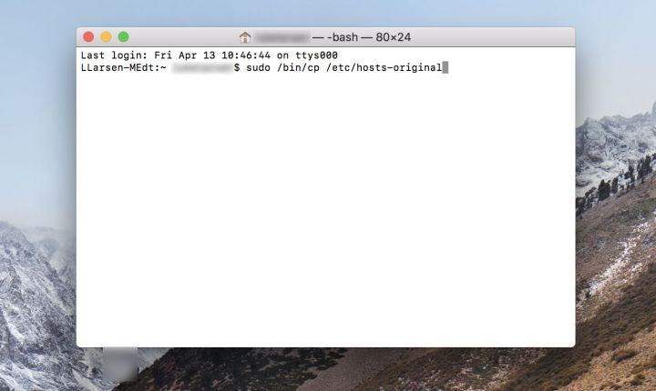 ضبط ملف المضيفين على جهاز Mac.