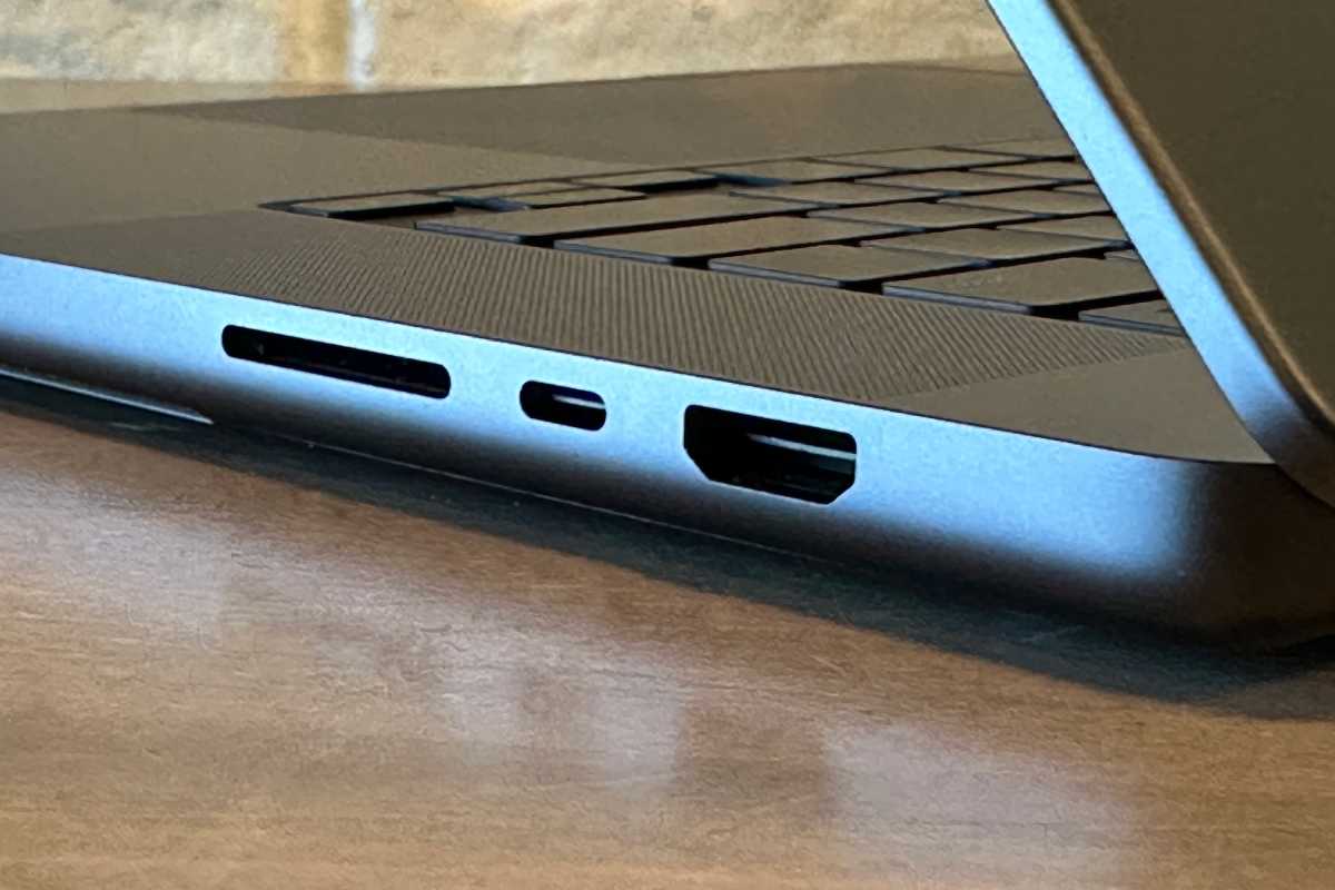 منافذ MacBook Pro باللون الأسود: فتحة بطاقة SDXC، Thunderbolt، HDMI