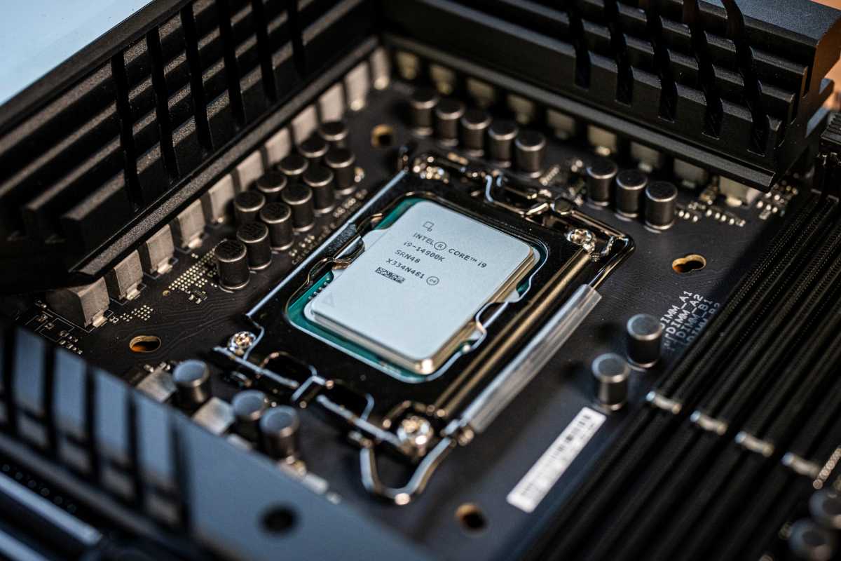 إنتل كور i9-14900K في اللوحة الأم