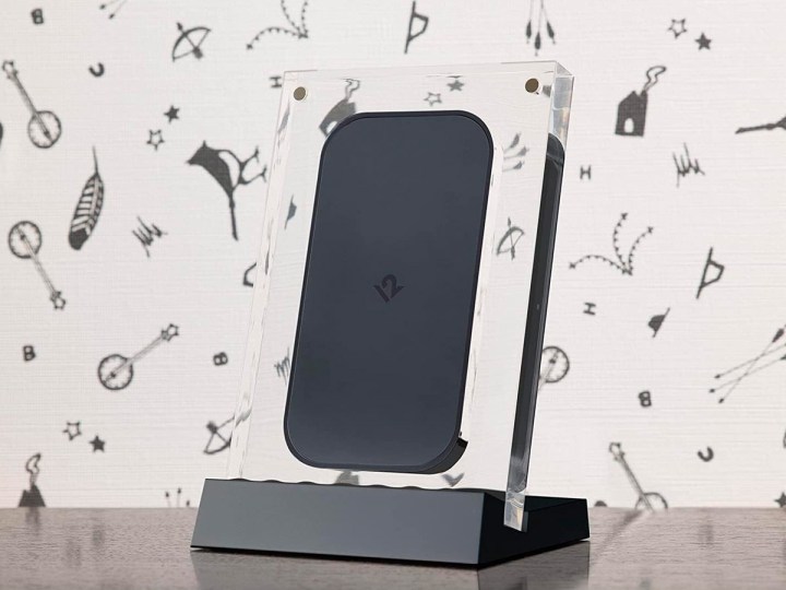 Twelve South PowerPic Mod على المكتب.