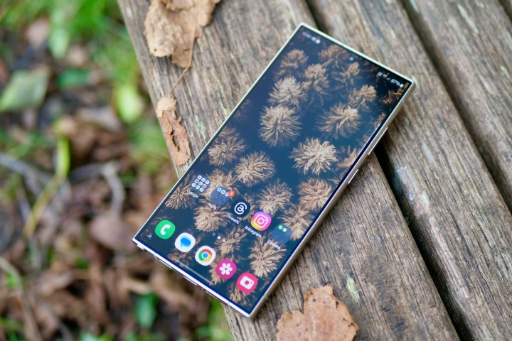 شاشة هاتف Samsung Galaxy S24 Ultra موضوعة على مقعد.