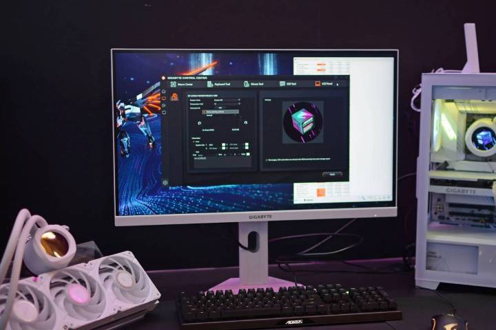 شاشة الألعاب Gigabyte M27W باللون الأبيض معروضة في Computex 2024.