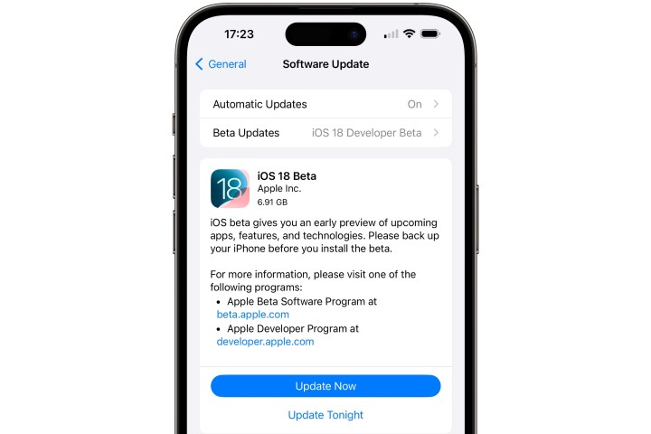 iPhone يعرض تحديث برنامج iOS 18 Developer Beta.