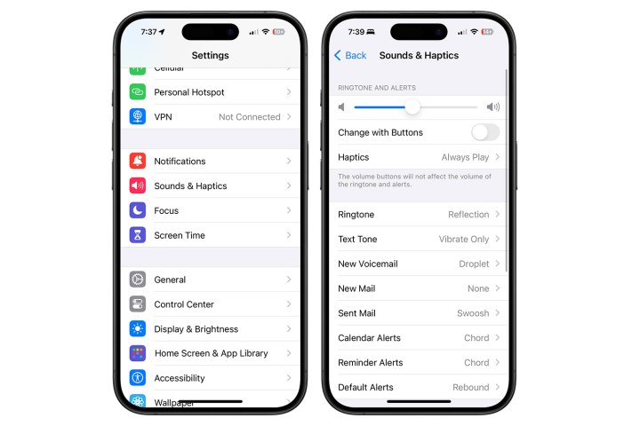 لقطات شاشة توضح كيفية تحديد Haptics على iPhone 15 Pro.