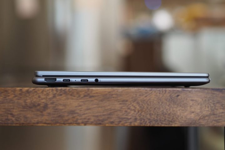 منظر الجانب الأيسر لجهاز Lenovo Yoga 7 14 Gen 9 يوضح المنافذ.