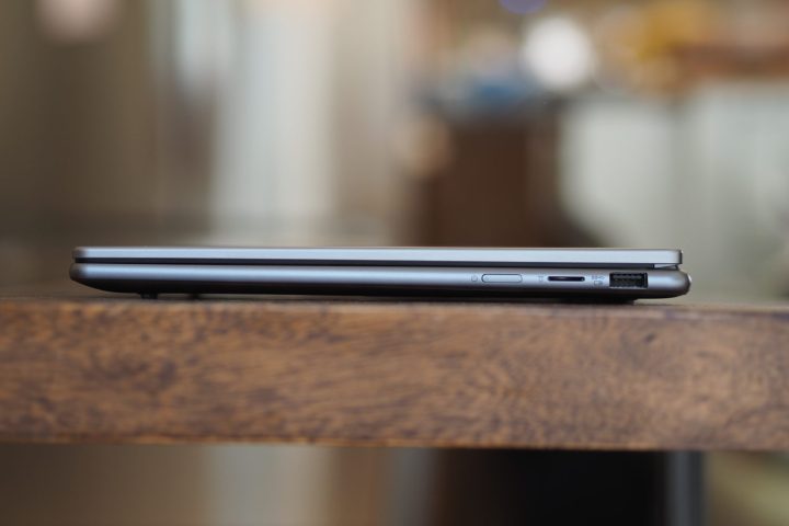 منظر الجانب الأيمن لجهاز Lenovo Yoga 7 14 Gen 9 يوضح المنافذ.
