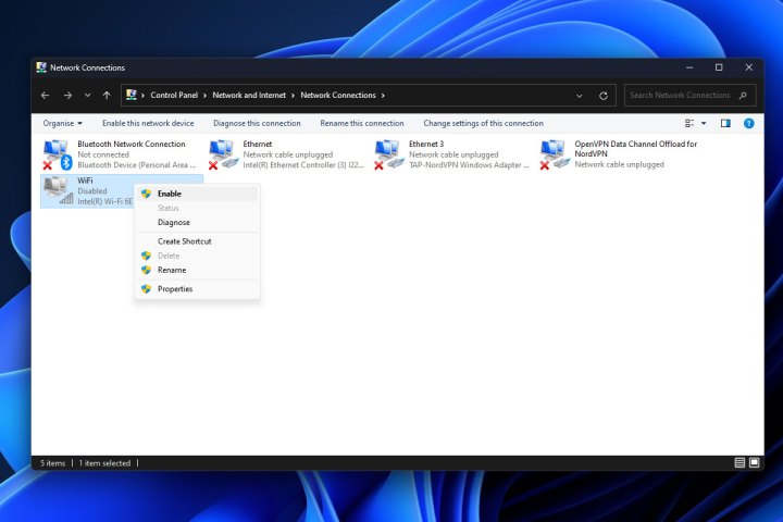 تمكين محول Wi-Fi يدويًا في نظام التشغيل Windows 11.