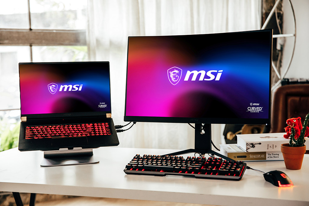 كمبيوتر محمول للألعاب MSI مع شاشة ألعاب