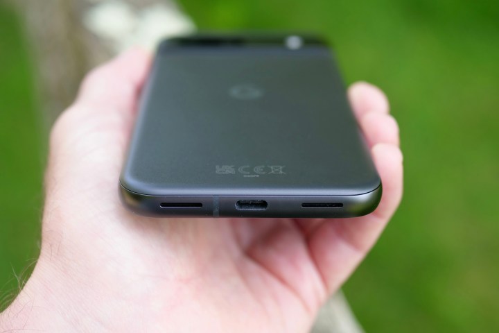 منفذ شحن Google Pixel 8a.