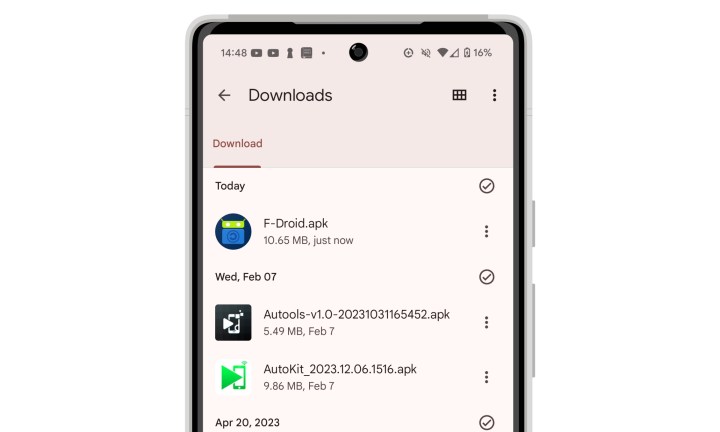 يعرض تطبيق Android 14 Files by Google قائمة بملفات APK في مجلد التنزيلات.