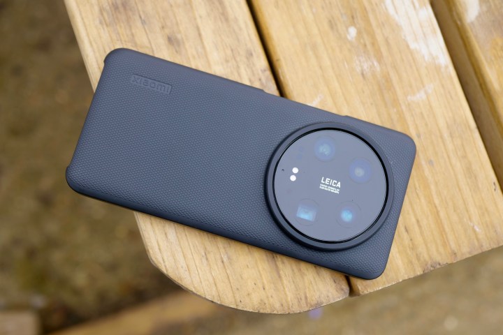 Xiaomi 14 Ultra في غلافه البلاستيكي.