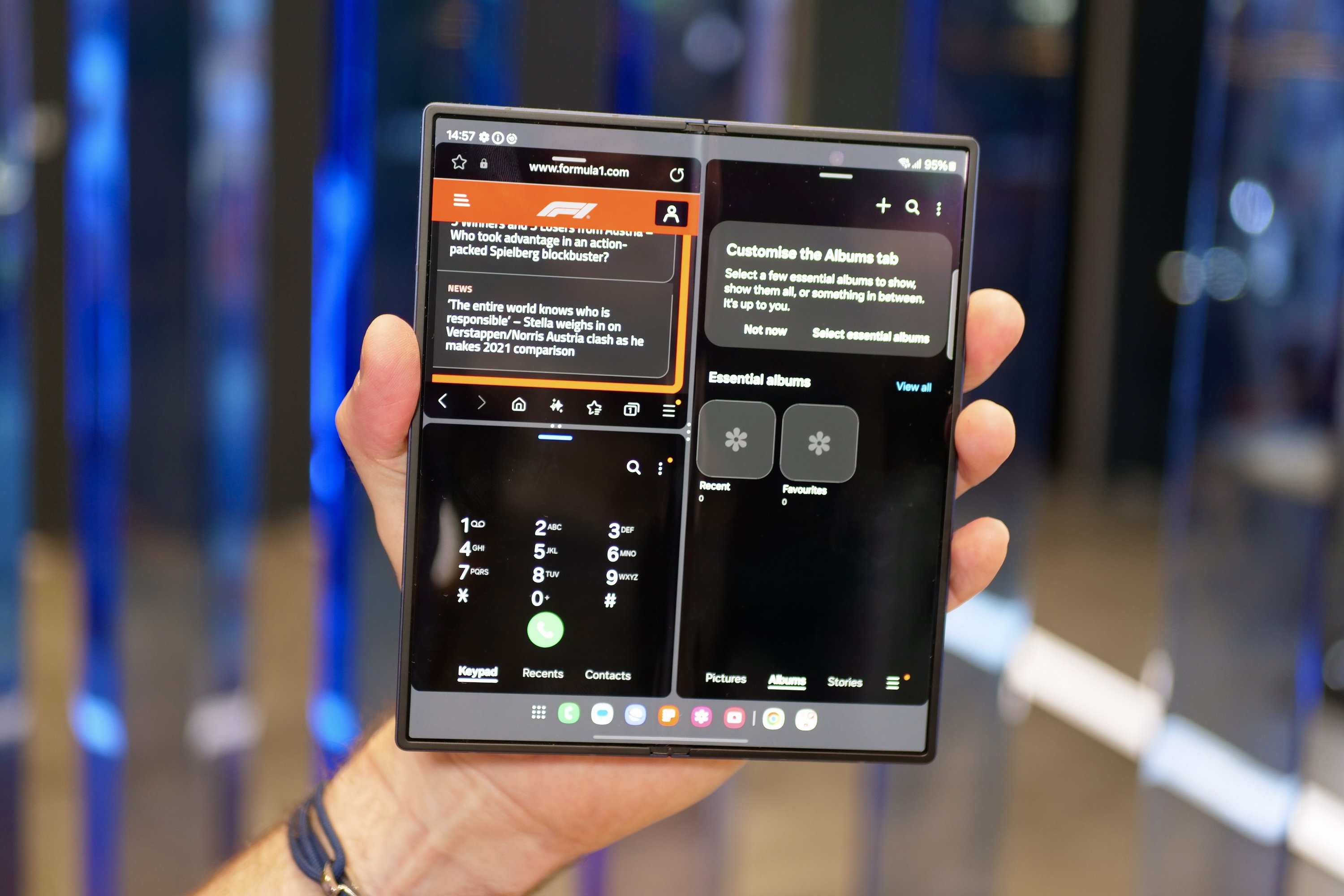 شخص يحمل هاتف Samsung Galaxy Z Fold6 المفتوح، ويظهر الشاشة.