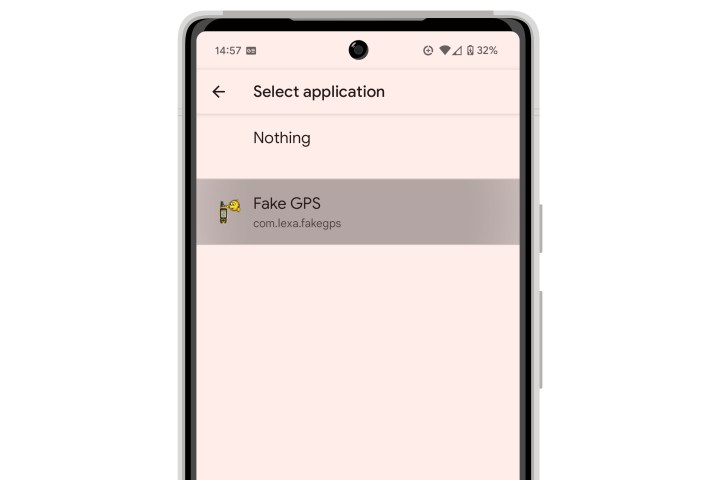 تحديد Fake GPS كتطبيق موقع وهمي في خيارات مطور Android 14.