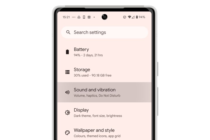 إعدادات Android 14 مع إبراز الصوت والاهتزاز.