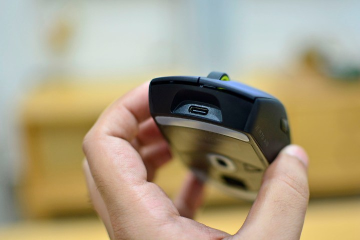 منفذ USB-C الموجود على ماوس الألعاب اللاسلكي Corsair M75 Air.