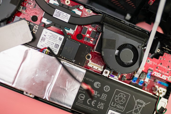 المسمار الذي يثبت SSD على ROG Ally X.