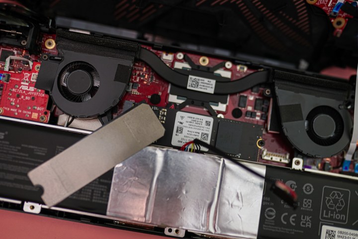 قرص SSD في ROG Ally X مع إزالة الغطاء الحراري.