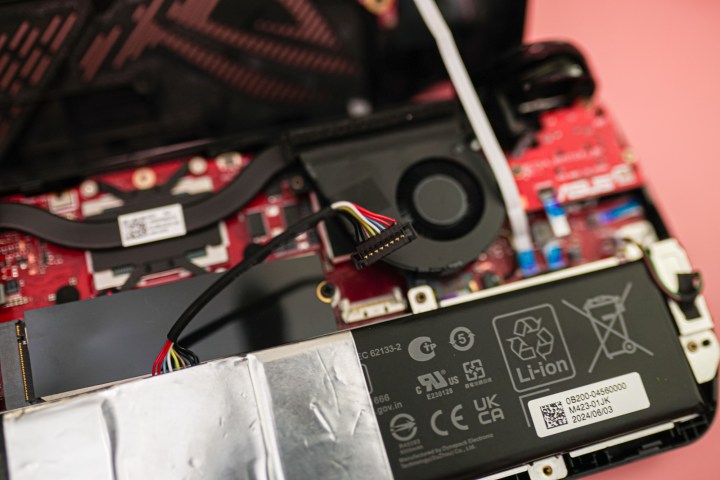 موصل الطاقة في جهاز Asus ROG Ally X.