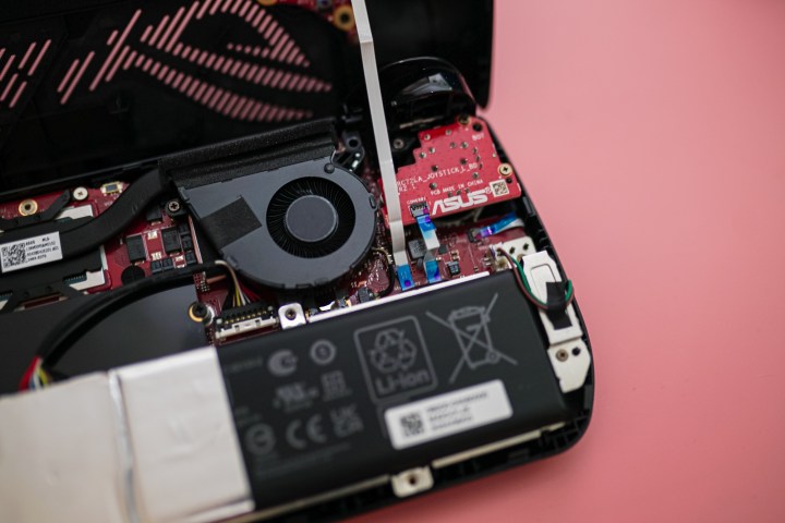 كابل الشريط على Asus ROG Ally X.